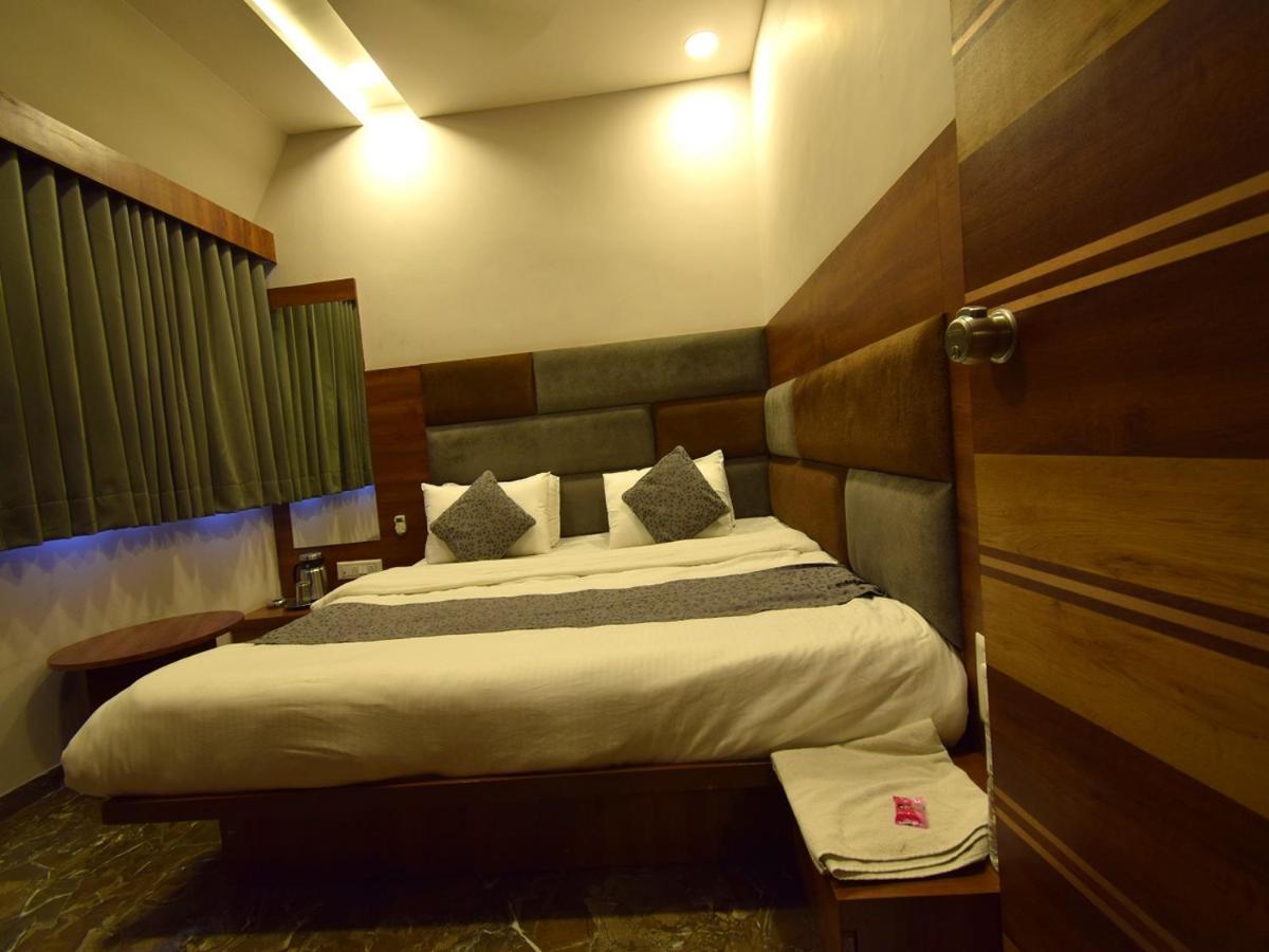 Hotel Lake Palace Ahmadabad Zewnętrze zdjęcie