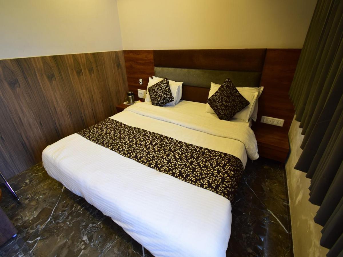Hotel Lake Palace Ahmadabad Zewnętrze zdjęcie