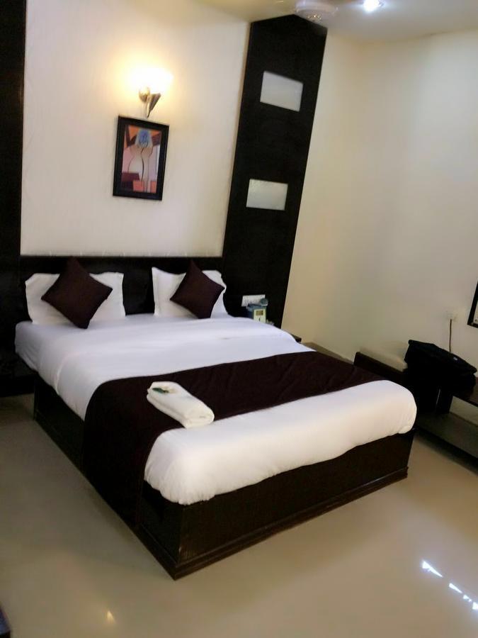Hotel Lake Palace Ahmadabad Zewnętrze zdjęcie